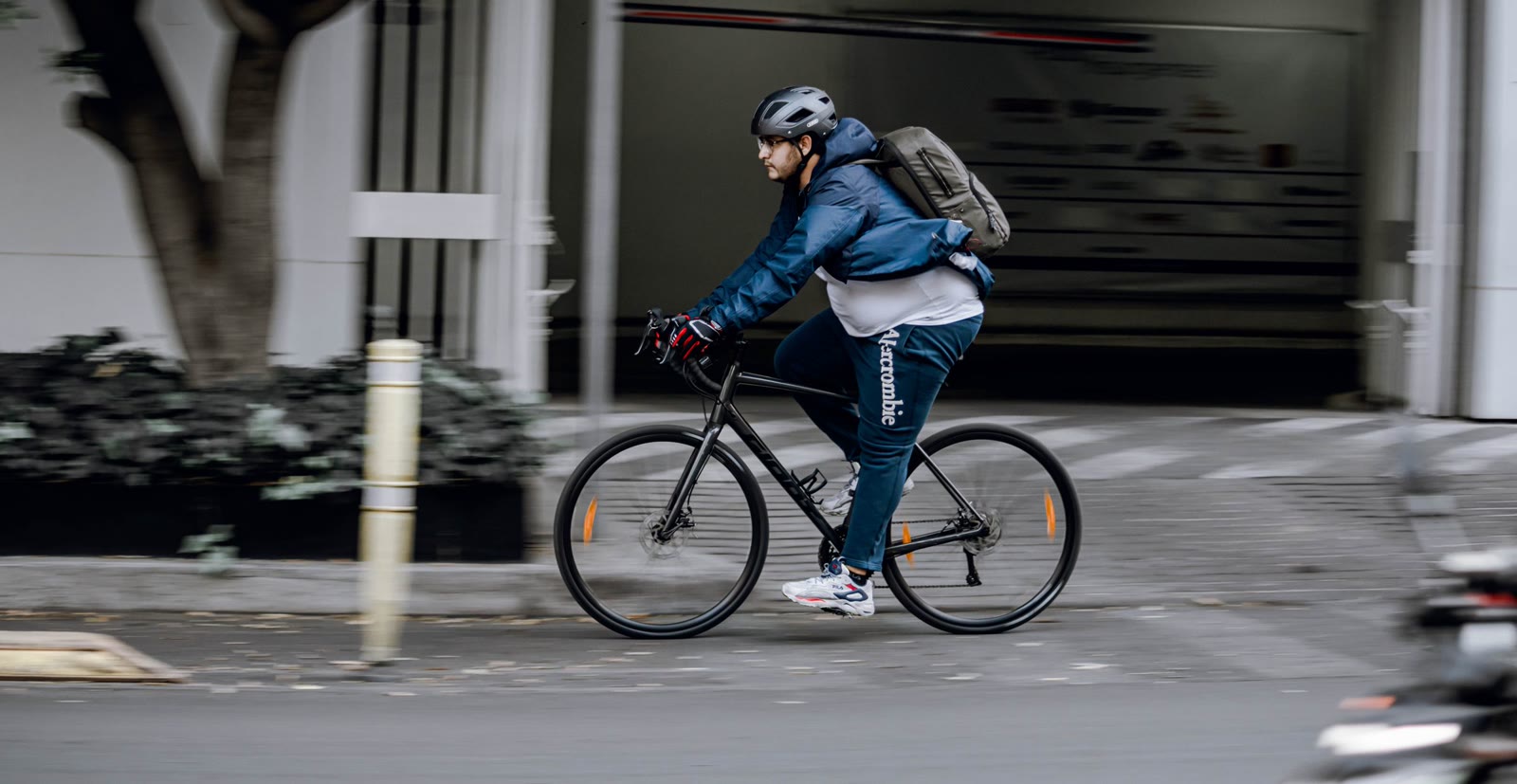 Cycliste casqué roulant en ville