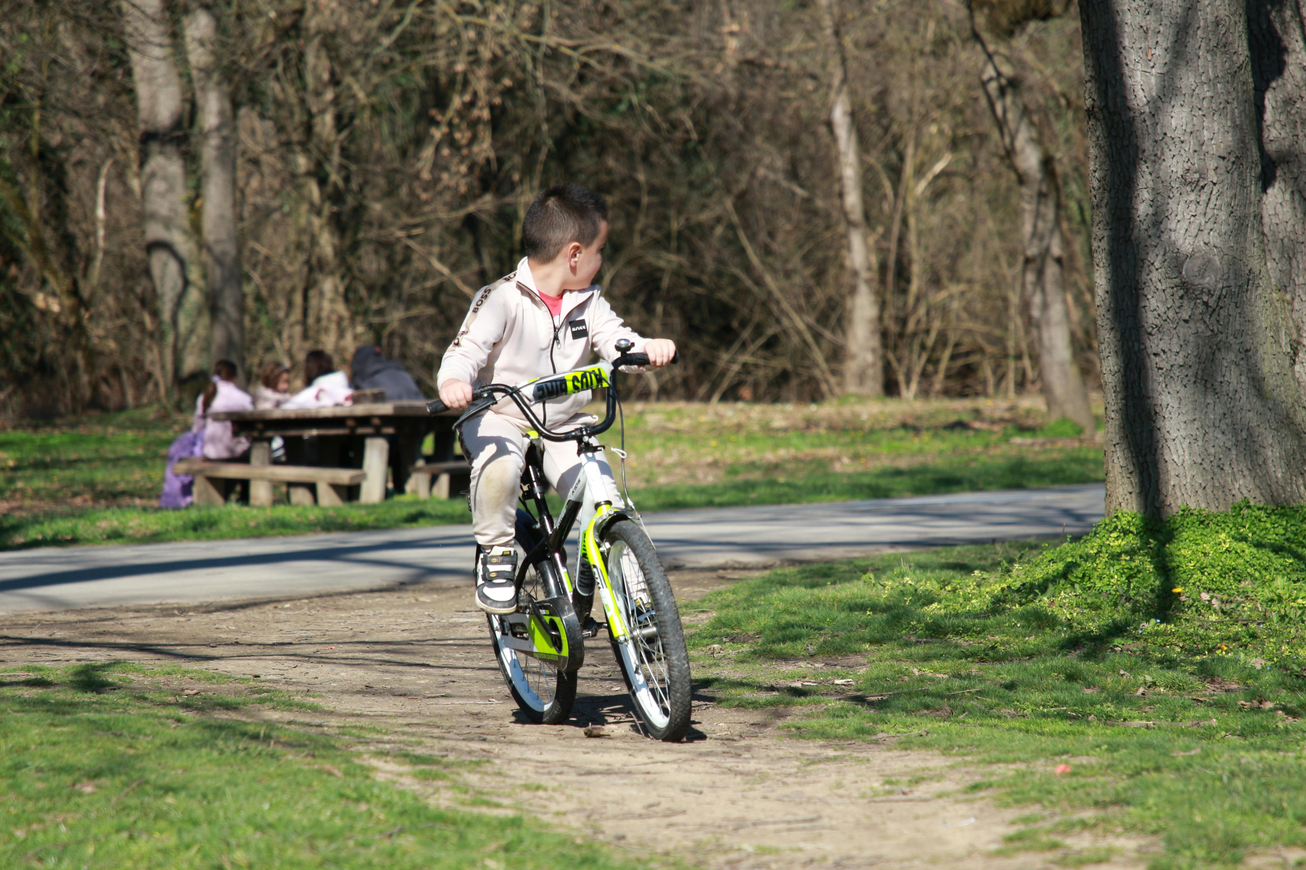 Cours de vélo dans un parc verdoyant